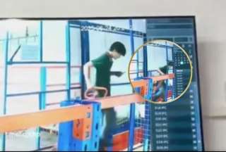 Un joven en Guangdong, China, sufrió una aparatosa caída tras no notar que el ascensor de carga no estaba en su sitio. Ocurrió mientras iba distraído en su celular.