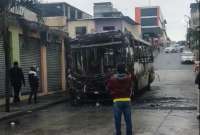 Presuntos vacunadores quemaron un bus en Bastión Popular-Guayaquil