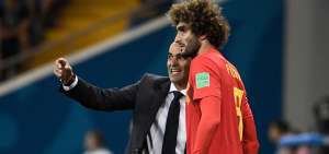 El entrenador espa&ntilde;ol Roberto Mart&iacute;nez (i) le da indicaciones a Marouane Fellaini en el duelo contra Jap&oacute;n.