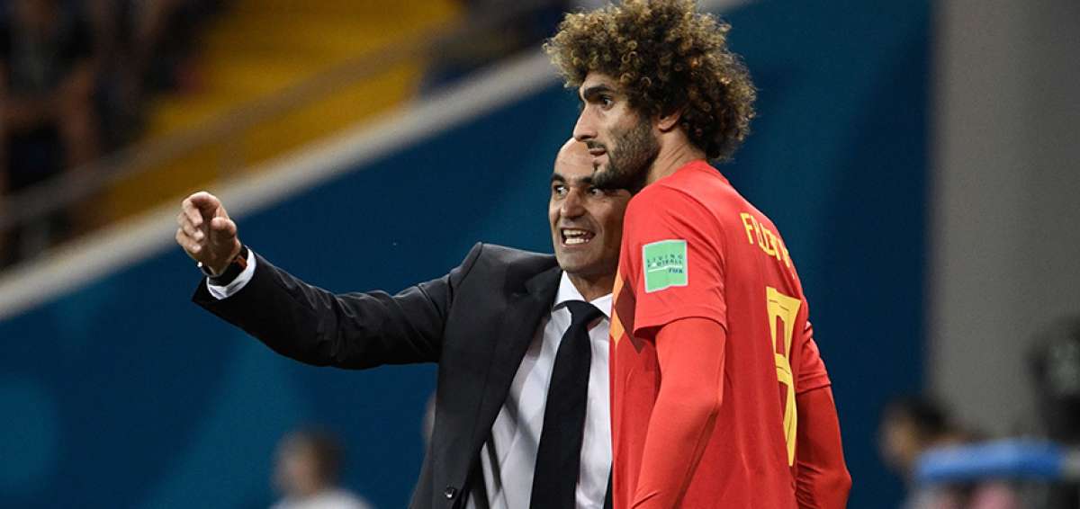 El entrenador espa&ntilde;ol Roberto Mart&iacute;nez (i) le da indicaciones a Marouane Fellaini en el duelo contra Jap&oacute;n.