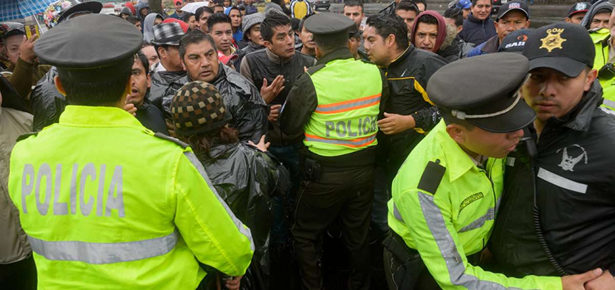 Un grupo de transportistas intent&oacute; cerrar la avenida Napo, pero fueron impedidos por miembros de la Polic&iacute;a Nacional.
