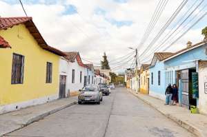 En la calle V&aacute;sconez hay 15 casas que fueron construidas por los obreros de la Industrial Algodonera y que conserva la &lsquo;esencia&rsquo; de lo que fue esta barriada hace algo m&aacute;s de 70 a&ntilde;os. Foto: Roberto Ch&aacute;vez / El Tel&eacute;grafo