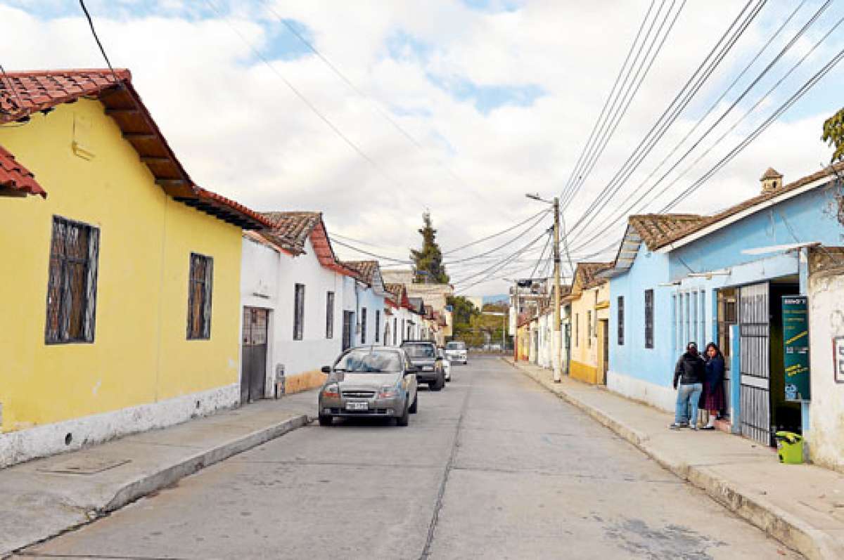 En la calle V&aacute;sconez hay 15 casas que fueron construidas por los obreros de la Industrial Algodonera y que conserva la &lsquo;esencia&rsquo; de lo que fue esta barriada hace algo m&aacute;s de 70 a&ntilde;os. Foto: Roberto Ch&aacute;vez / El Tel&eacute;grafo
