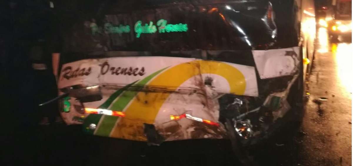 El bus que impact&oacute; la camioneta en la que iban tres personas.