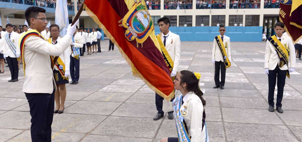 En el Colegio Aguirre Abad, 360 estudiantes juraron el s&iacute;mbolo patrio. Por primera vez proclamaron a una mujer como abanderada de Guayaquil.