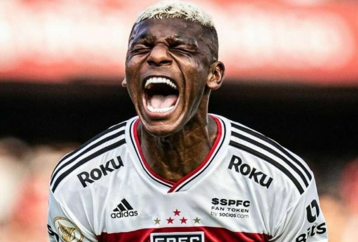 Robert Arboleda fue visto en un estadio en Ecuador mientras su situaci&oacute;n con S&atilde;o Paulo sigue sin definirse.