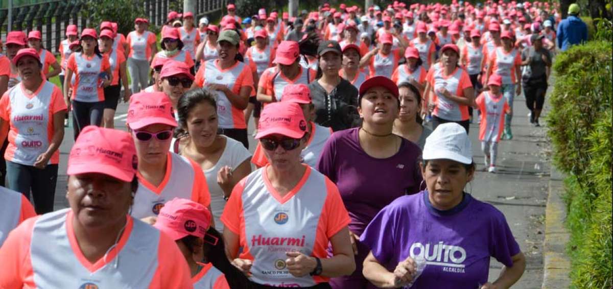 Las  deportistas en la av Amazonas de la capital, mientras regresaban a la Cruz del Papa, punto de llegada en el Parque La Carolina.
