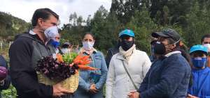 Durante su visita, el Ministro de Agricultura entreg&oacute; t&iacute;tulos de propiedad de tierras y socializ&oacute; el cr&eacute;dito especializado para la S&uacute;per Mujer Rural.