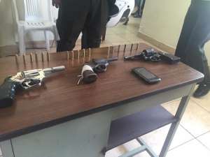 La Polic&iacute;a mostr&oacute; las armas que fueron encontradas en poder de los detenidos. Foto: Cortes&iacute;a