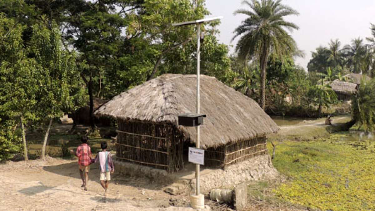Las 78 farolas est&aacute;n instaladas en aldeas de Sundarbans, una zona de manglares en el estado de Bengala, en el este de la India. Foto: EFE