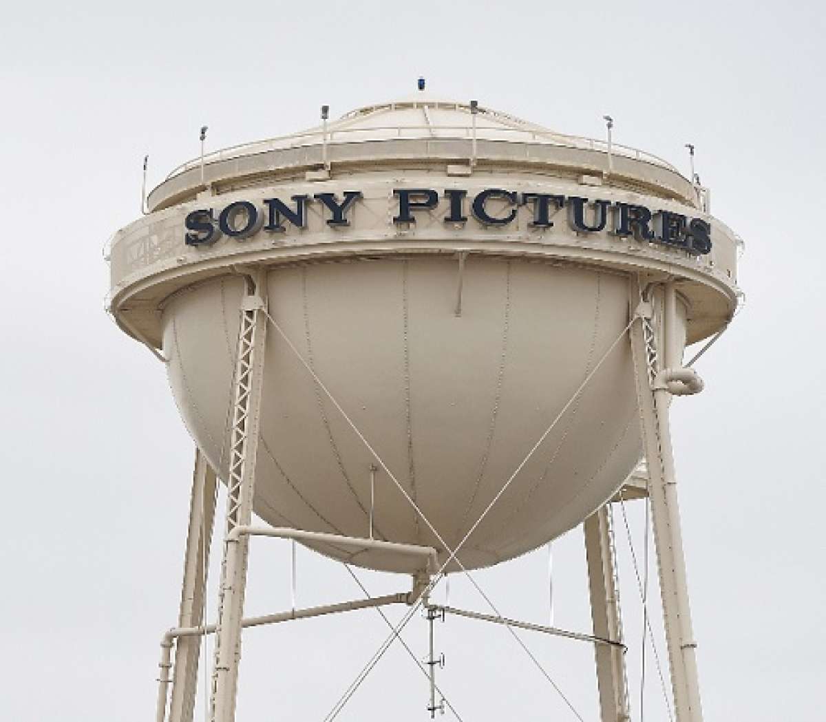 El estudio de cine y televisi&oacute;n pidi&oacute; que Twitter suspenda al menos una cuenta que reproduce el material robado. Foto: AFP