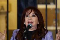 El Tribunal Oral Federal, dispuso que la expresidenta de Argentina, Cristina Fernández cumpla arresto domiciliario debido a su edad. Fernández enfrenta una condena por el delito de administración fraudulenta en perjuicio del Estado, que implica seis años de prisión e inhabilitación perpetua para ejercer cargos públicos. 