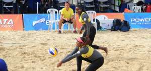La ecuatoriana Valeria Batioja (lentes) observa a su compa&ntilde;era Ariana Vilela, durante el juego ante la dupla de Per&uacute;, que termin&oacute; con la victoria &ldquo;tricolor&rdquo; y el pase a los cuartos de final de los Suramericanos.