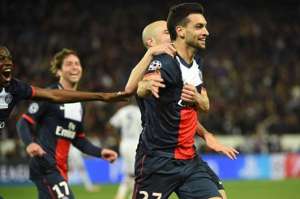 Javier Pastore (der.) celebra junto a sus compa&ntilde;eros el tercer gol del Par&iacute;s Saint Germain. Foto: AFP.