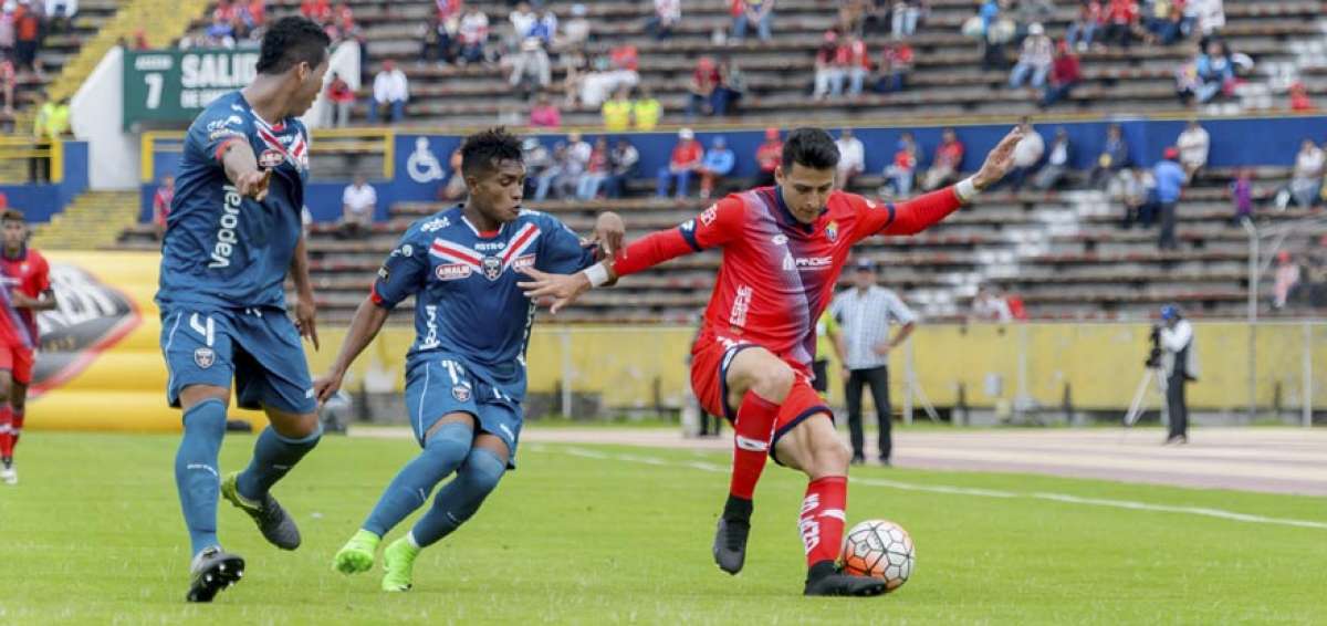 El volante de El Nacional, Manuel Balda (der.) domina el bal&oacute;n ante la marca de los jugadores de River Ecuador, Juan Lara (izq.) y &Eacute;dison Caicedo.