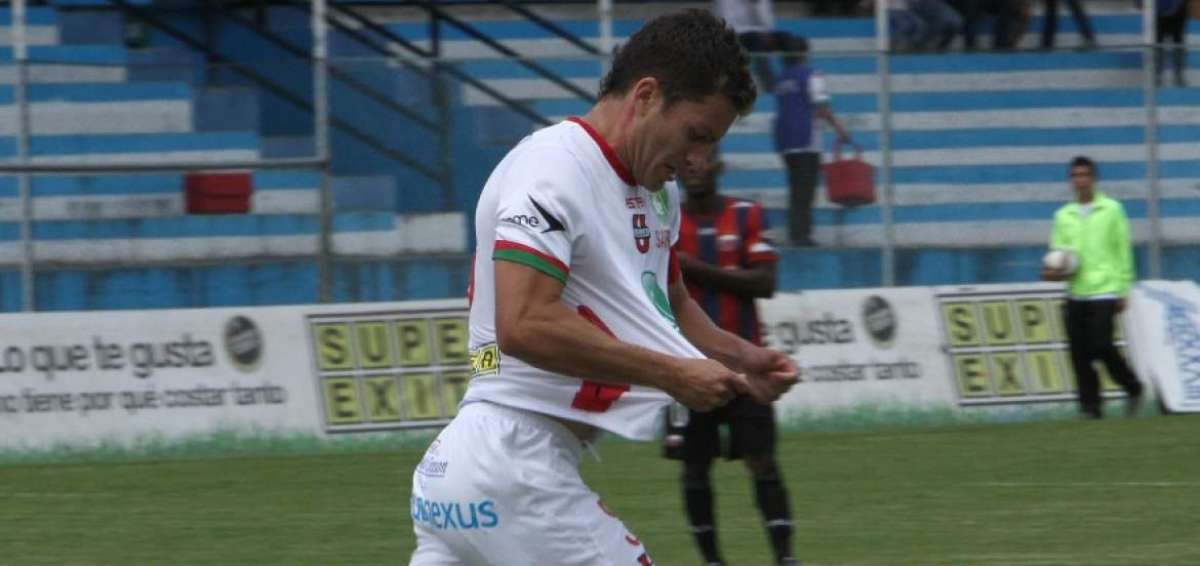 Larrea fue declarado jugador libre por el motivo de que Liga de Loja le adeuda sueldos.