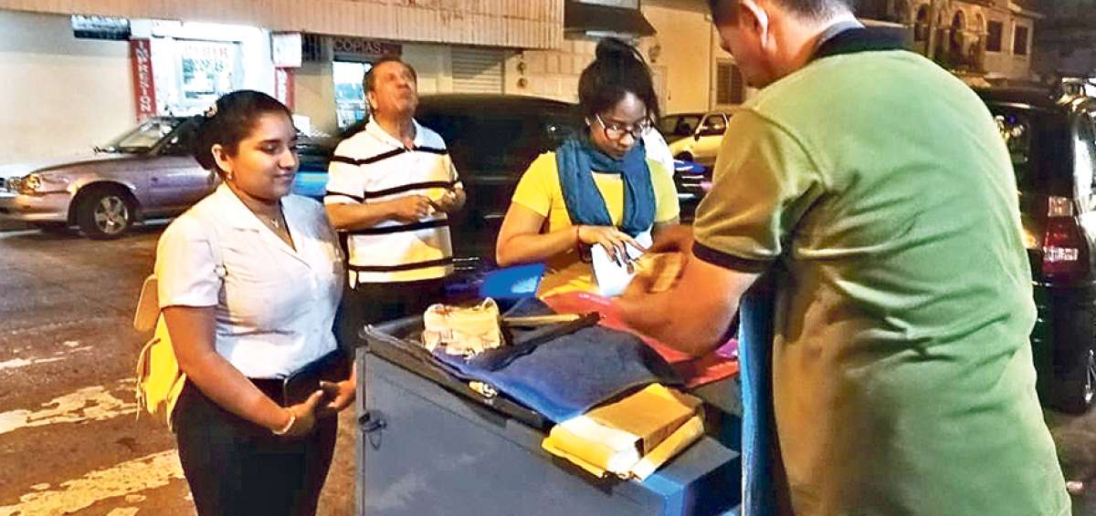 Las carretas ambulantes son parte del paisaje de las calles cercanas a la Facso. Los estudiantes son los clientes preferidos.
