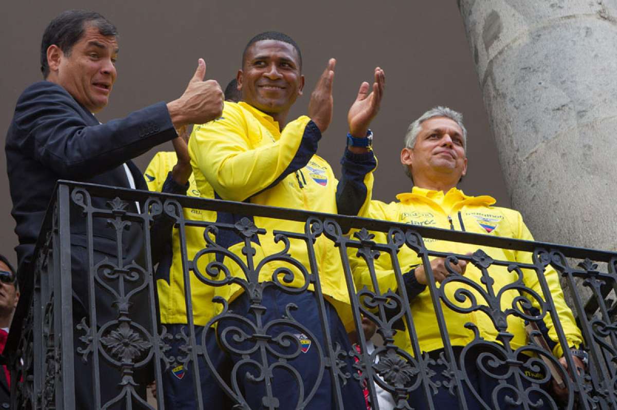 El presidente Rafael Correa (i.) despidi&oacute; a la selecci&oacute;n en el palacio de Carondelet. Foto: Archivo/El Tel&eacute;grafo