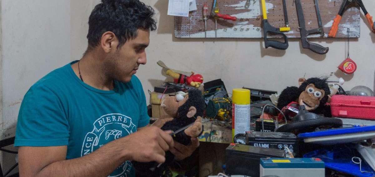 Edison Baja&ntilde;a, colaborador de la Cl&iacute;nica atendiendo a uno de sus casos.