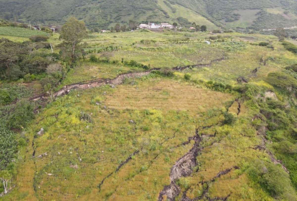 Habitantes de una comunidad en Azuay evacuaron sus hogares ante peligro de deslizamiento de tierra