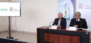El titular del IESS, Richard Espinosa, y el ministro de Cultura, Ra&uacute;l P&eacute;rez Torres, durante la rueda de prensa. 