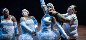 Juan Miguel Mas durante un ensayo con las bailarinas en La Habana.