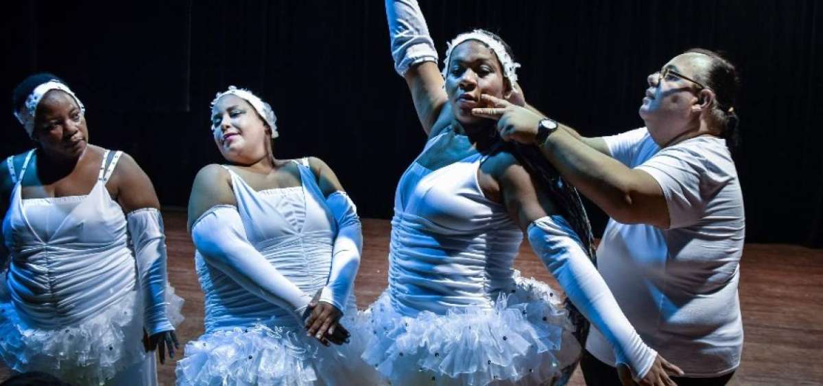 Juan Miguel Mas durante un ensayo con las bailarinas en La Habana.