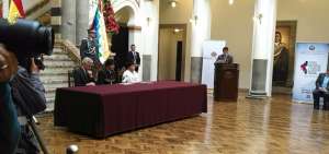 El mandatario hizo el anuncio durante un acto p&uacute;blico en el presidencial Palacio Quemado.