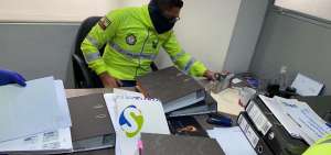 Agentes policiales allanaron ayer las oficinas de la empresa Silverti S.A.