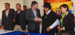 El candidato Lasso (CREO) y Salvador Quishpe (PK) estrechan la mano luego de la reuni&oacute;n reservada en la que discutieron acuerdos pol&iacute;ticos-electorales.