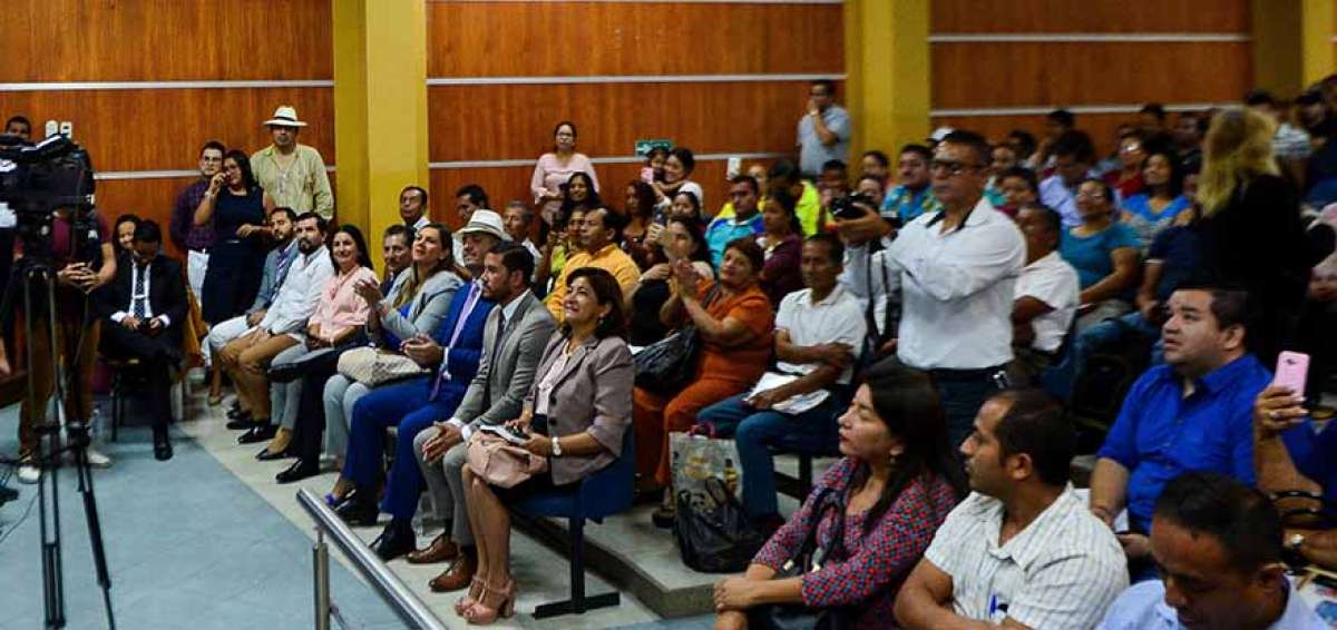 Dirigentes barriales, personal municipal y habitantes de la ciudad se dieron cita en el sal&oacute;n del Patronato.  