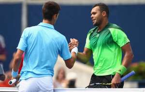 Jo-Wilfried Tsonga (d.) no podr&aacute; debutar este a&ntilde;o en el Australian Open. Foto: Archivo
