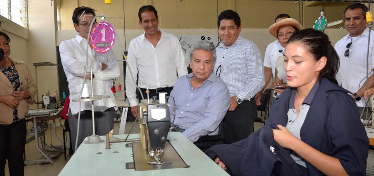 El Mandatario recorri&oacute; las instalaciones del colegio t&eacute;cnico Febres Cordero, en el suburbio de Guayaquil, donde interactu&oacute; con estudiantes.