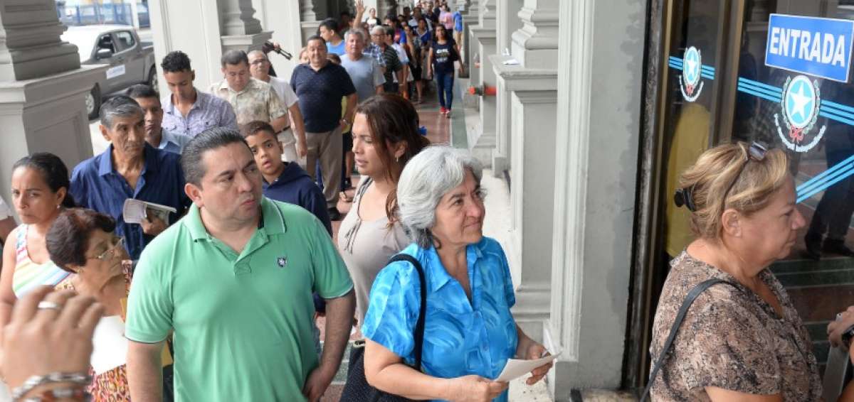 En Guayaquil decenas de personas acudieron desde tempranas horas al Palacio Municipal.