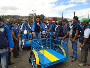 Los participantes presentaron los triciclos pintados y renovados. FOTO: Cortes&iacute;a