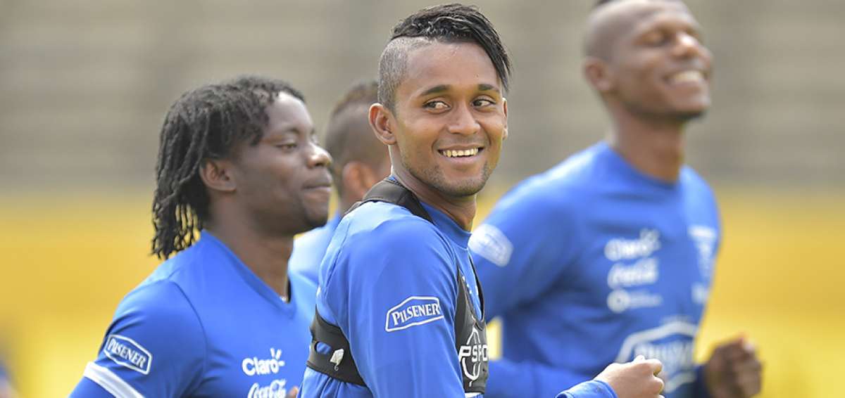 Fidel Mart&iacute;nez (centro) disput&oacute; el Mundial Brasil 2014 con Ecuador y la Copa Am&eacute;rica de 2015 y la Centenario de 2016.