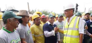El vicepresidente Jorge Glas (derecha) dialog&oacute; con los trabajadores durante su visita a las instalaciones de la nueva planta.
