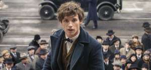 Eddie Redmayne, como el magizo&oacute;logo Newt Scamander, en una de las escenas iniciales del filme cuando llega a Nueva York. 