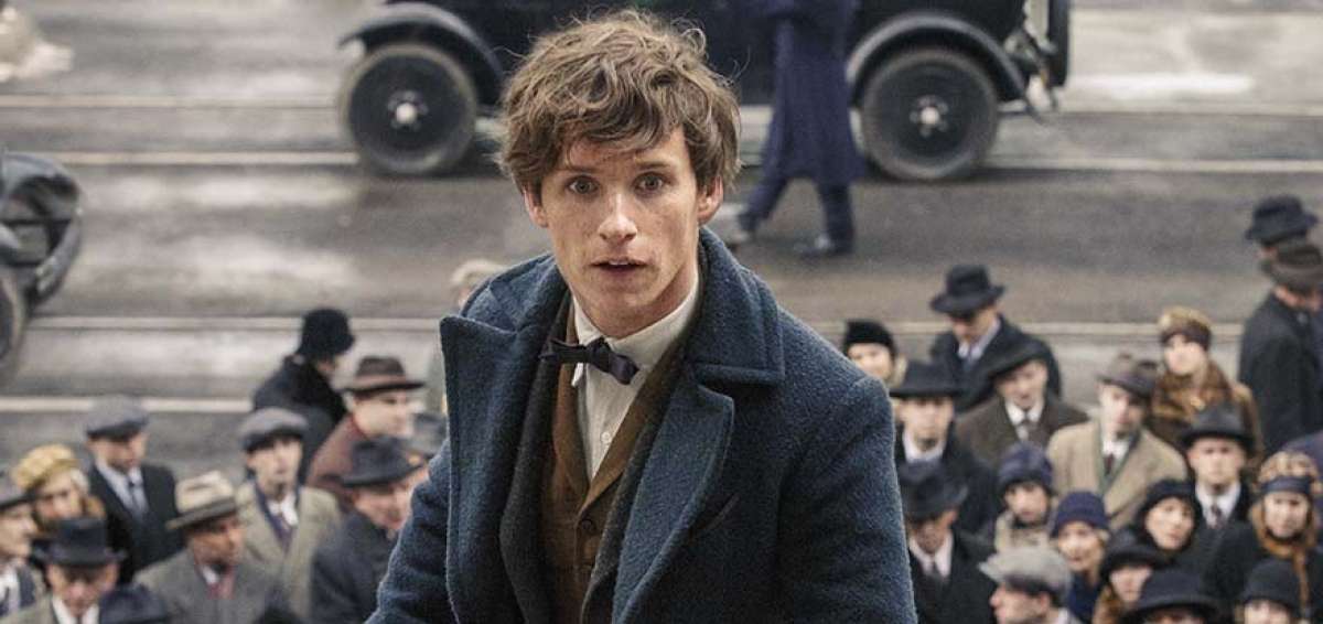 Eddie Redmayne, como el magizo&oacute;logo Newt Scamander, en una de las escenas iniciales del filme cuando llega a Nueva York. 