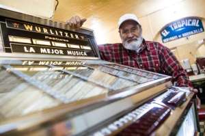 Carlos Idrovo (82) es el due&ntilde;o de &ldquo;El Tropical&rdquo;, uno de los escasos lugares donde a&uacute;n se puede escuchar pasillos de Olimpo C&aacute;rdenas, Carlota Jaramillo, entre otros, desde una vieja rocola. 25 centavos por dos temas. Foto: John Guevara | El Tel&eacute;grafo