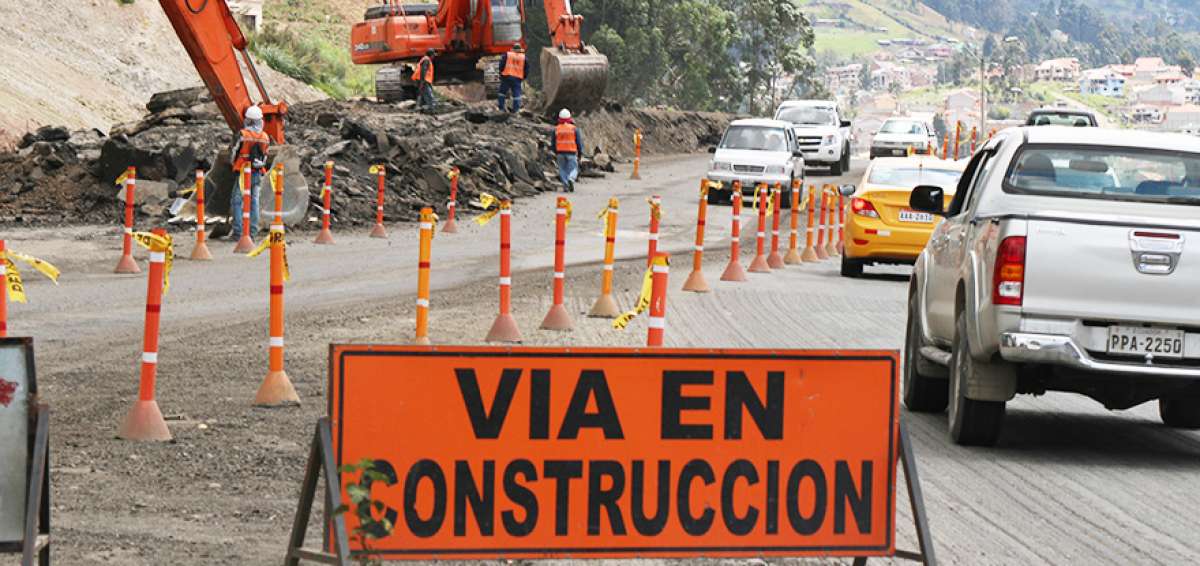 En el sector de Guzho de la v&iacute;a Cuenca - Azogues se realiza la estabilizaci&oacute;n de una falla geol&oacute;gica.