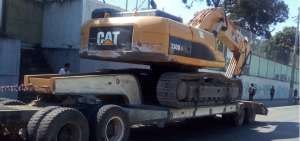 La maquinaria era transportada por un tr&aacute;iler cuando impact&oacute; contra el puente peatonal.