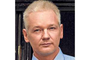 Un portal subasta cena con Assange para ayudar a ONG