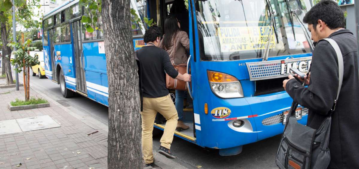 El respeto de horarios, rutas y paradas es una de las exigencias de los usuarios del transporte en Quito.