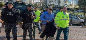 Fernando Alvarado lleg&oacute; a la Fiscal&iacute;a en Quito el mi&eacute;rcoles 8 de agosto pasadas las 16:00. Horas m&aacute;s tarde recibir&iacute;a medidas cautelares.
