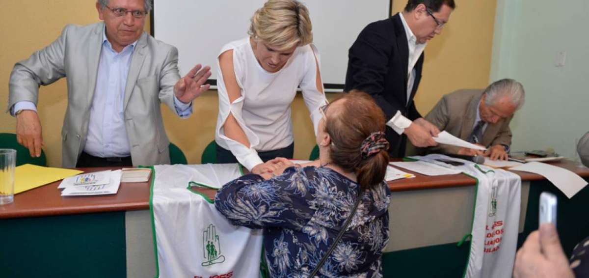 Henry Llanez, de los jubilados (izq.), Viteri y Santiago Guarderas, del PSC, y Guido Montalvo, l&iacute;der de jubilados.