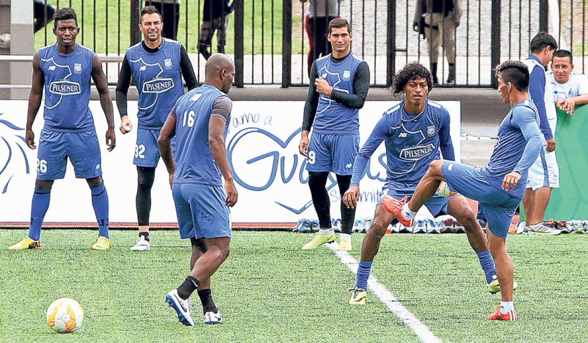 &Oacute;scar Bag&uuml;&iacute; (izq.), John Narv&aacute;ez (cen.) y &Aacute;ngel Mena (der.) durante una de las pr&aacute;cticas en el parque Los Samanes de Guayaquil. Foto: Tomado de Andes