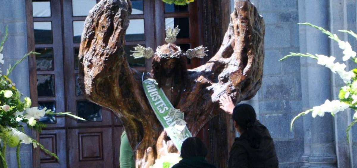 La imagen original del Se&ntilde;or del &Aacute;rbol es una figura de Cristo tallada, seg&uacute;n la leyenda, por el famoso escultor Caspicara directamente sobre un tronco.