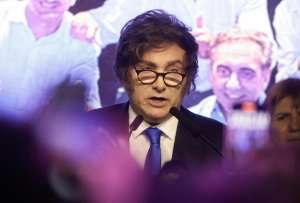 El presidente de Argentina, Javier Milei, habla tras conocer los resultados de las elecciones legislativas este domingo, en Buenos Aires (Argentina).