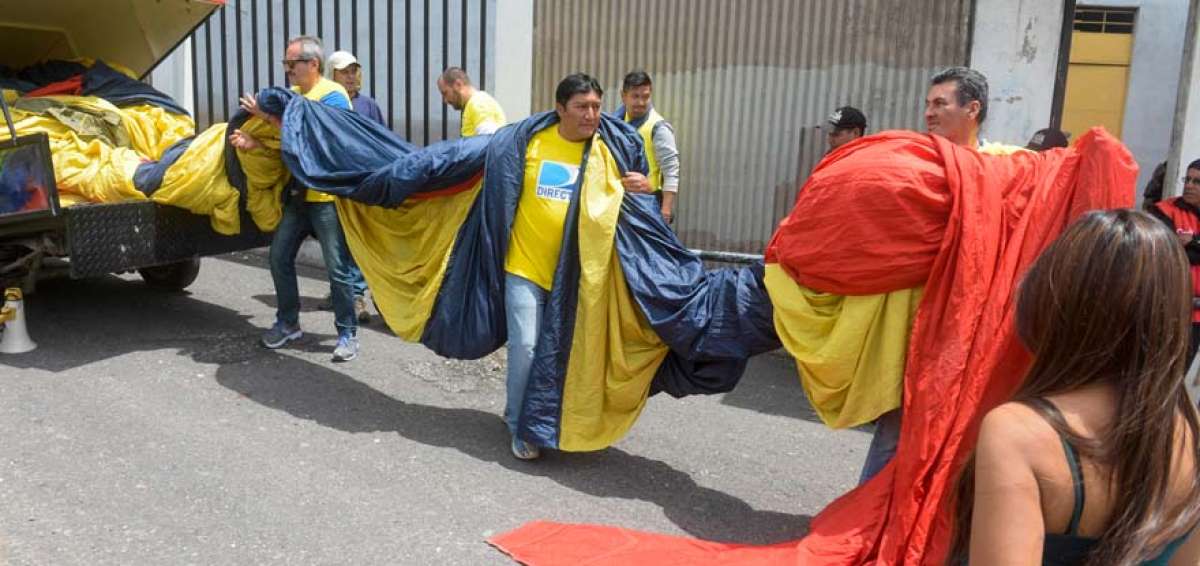 Esteban Rodr&iacute;guez (der.) y William Caiza, dos de los abanderados, encabezan el traslado del estandarte a la general noroccidental del estadio Atahualpa, donde Ecuador midi&oacute; a Chile por las eliminatorias 2018. 